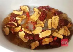 Illustration of how to make peach gum and snow lotus seed stew 1