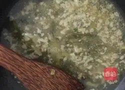 Illustration of how to cook fresh pork noodles in sour soup in five minutes 4