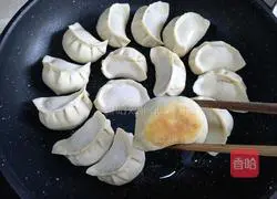 Illustration of how to make pan-fried dumplings stuffed with mushrooms, carrots and meat 15