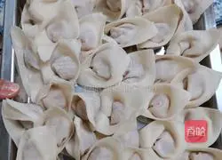 Illustration of how to make fresh meat wontons 8