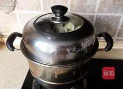 Illustration of how to make steamed dumplings with loofah and meat filling 10