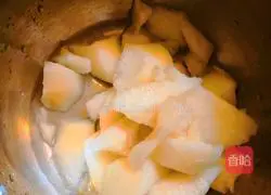 Illustration of how to make rock sugar and ginger snow pear 1