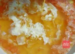 Illustration of how to make rippling tomato, egg and cabbage noodles 11