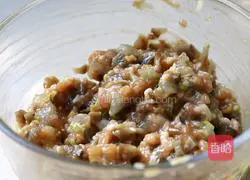 Illustration of how to make sea cucumber, shrimp and meat wontons 7