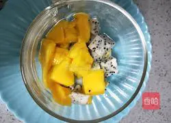 Illustration of how to fish milk sago and fruit 9