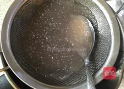 Illustration of how to fish coconut milk and fruit 5