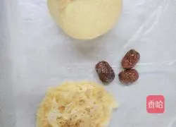 Illustration of how to make Tremella and Snow Pear Soup 1