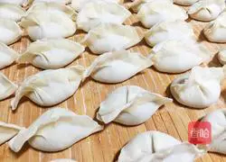 Illustration of how to make pork and garlic dumplings 12