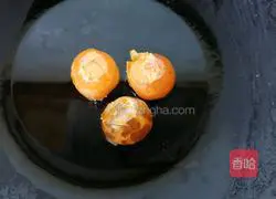 Illustration of how to bake bitter melon with egg yolk 4