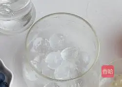 Illustration of how to make sweet and sour blueberry drink 2