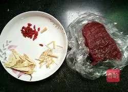 Illustration of how to make Codonopsis and Astragalus Beef Soup 1