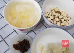Illustration of how to make Tremella lily and lotus seed drink 1
