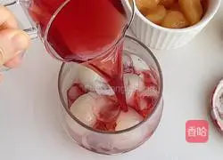 Illustration of how to make lychee and cranberry drink 6