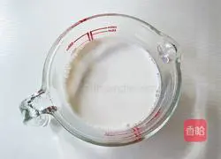 Illustration of making raw coconut latte 3