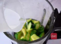 Detox celery juice Illustration of how to do it 7