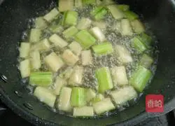 Illustration of how to make duck blood and loofah soup 9