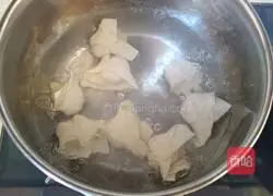 Illustration of how to make fresh meat wontons 4