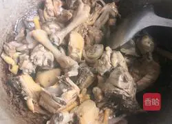 Illustration of how to make mushroom and chicken soup 7