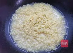 Illustration of how to make delicious fried instant noodles 3