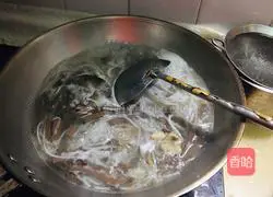 Illustration of how to make duck blood, vermicelli and mutton soup 5