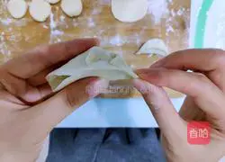 Illustration of how to make crescent dumplings (celery and pork fillings) 15