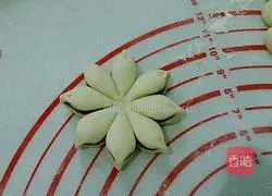 Illustration of how to make flower steamed buns 12