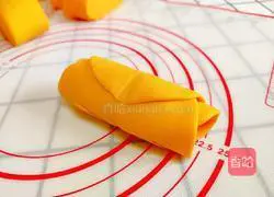 Illustration of how to make rose steamed buns 17