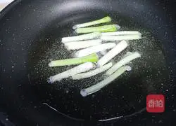 Illustration of how to make noodles with scallion oil + boiled eggs 5