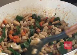 Illustration of how to stir-fry diced chicken with king oyster mushrooms 16