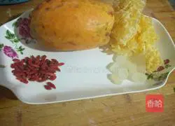 Illustration of how to make papaya and tremella soup 1