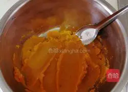 Illustration of how to make pumpkin rolls 3