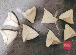 Illustration of how to make a sugar triangle 14