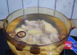 Illustration of how to make bamboo fungus stewed with chicken soup 8