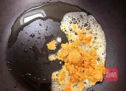 Illustration of how to make crab roe, pea sprouts and tofu soup 9