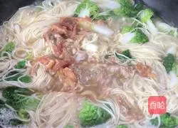 Illustration of how to make shredded vegetable and pork noodle soup 7
