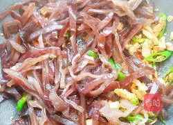 Illustration of how to make fried meat with fungus 11