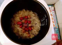 Illustration of how to make longan, red dates and white fungus soup 9