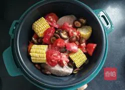 Illustration of how to make tomato, corn and shank soup 6