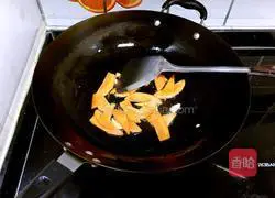 Illustration of how to stir-fry lettuce and fungus 4