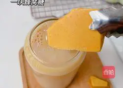 Illustration of how to make caramel iced latte 3