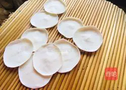 Illustration of how to make big meat dumplings with chives and sprouts 13