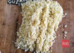 Illustration of how to make pork stuffed dumplings 2