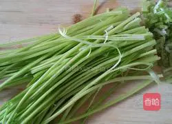 Illustration of how to make fried eggs with celery 1