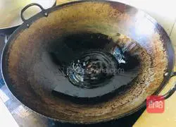 Illustration of how to stir-fry dry pepper, shredded potatoes and stir-fry noodles 3