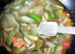 Illustration of how to make shrimp, luffa and mushroom soup 13