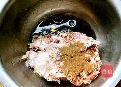 Illustration of how to make dumplings stuffed with pork and celery 4