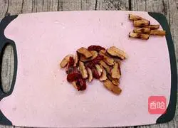 Illustration of how to make red date, yam and white fungus soup 6