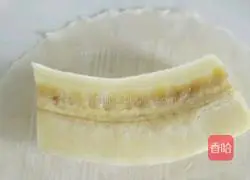 Illustration of how to make banana rolls 2