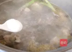 Illustration of how to make shepherd's purse stewed with black bone chicken soup 10