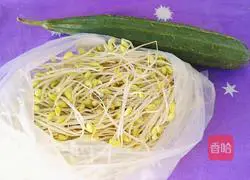 Illustration of how to make bean sprouts and luffa soup 1